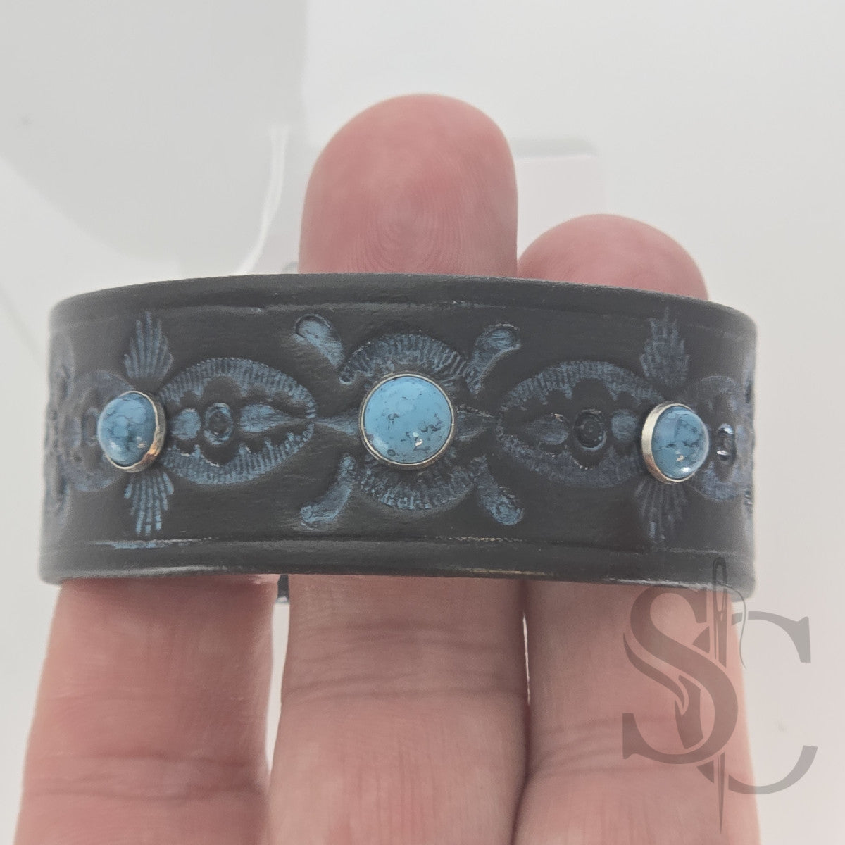 Bracelet avec pierres rivetées turquoises