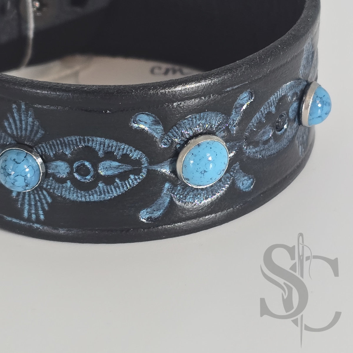 Bracelet avec pierres rivetées turquoises