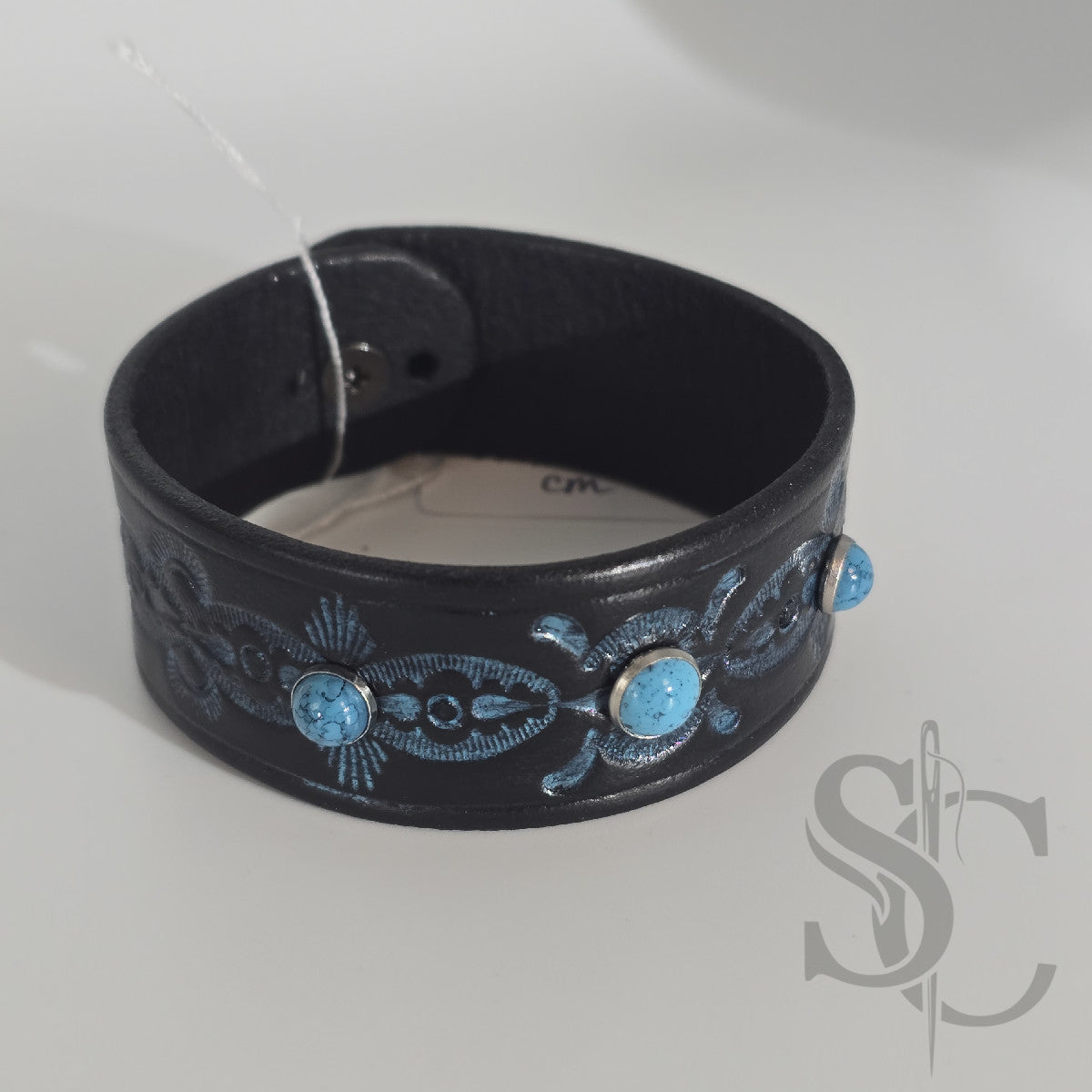 Bracelet avec pierres rivetées turquoises