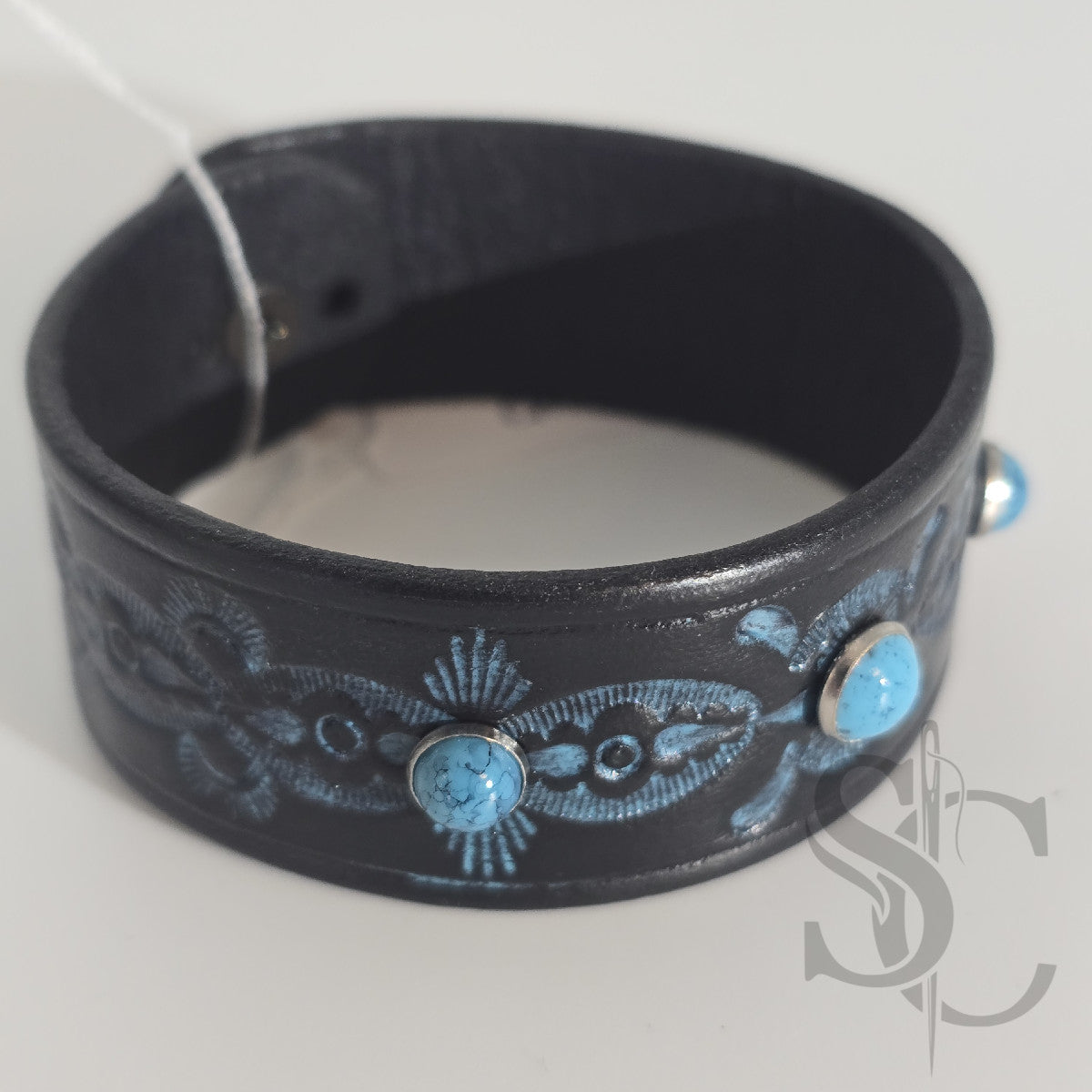 Bracelet avec pierres rivetées turquoises