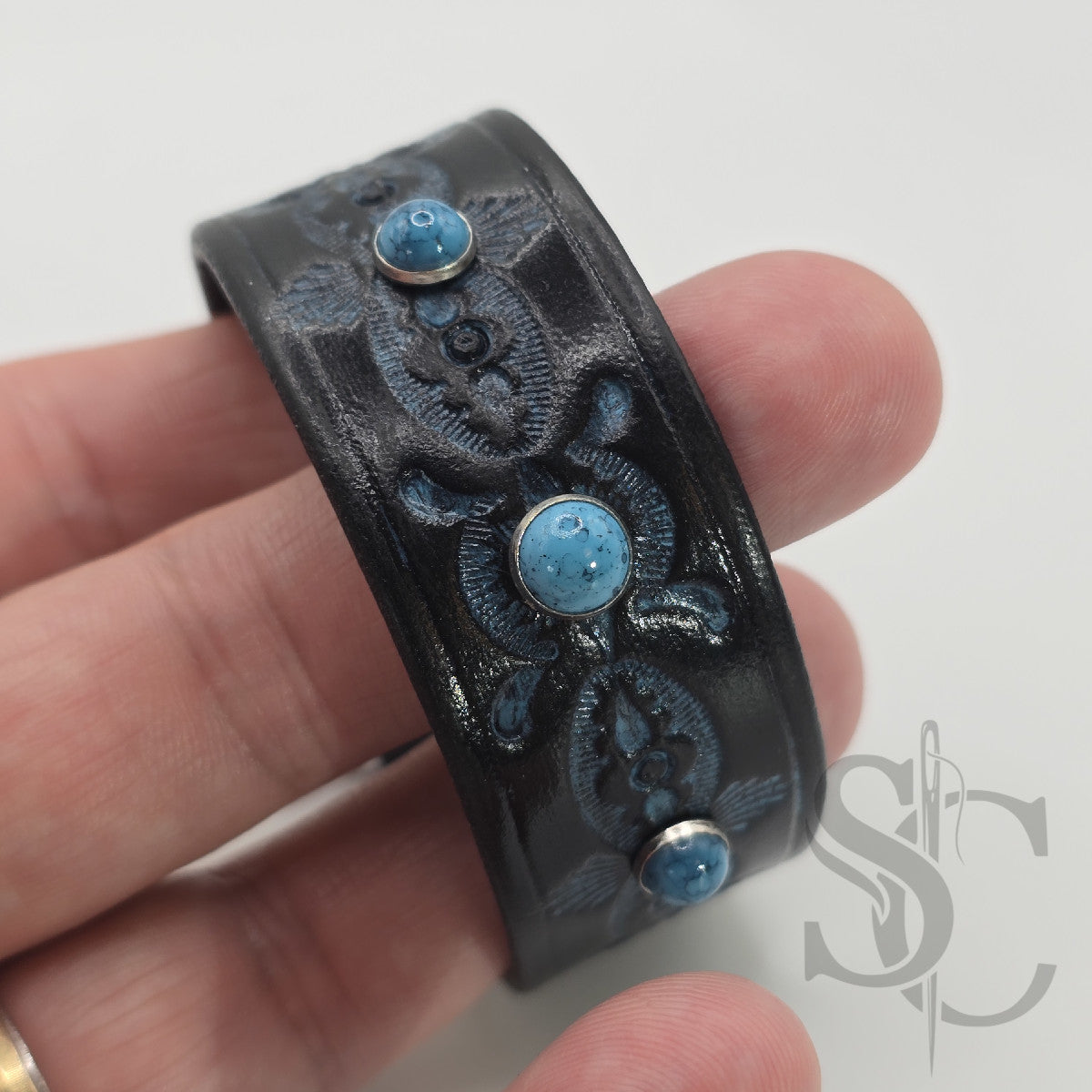 Bracelet avec pierres rivetées turquoises