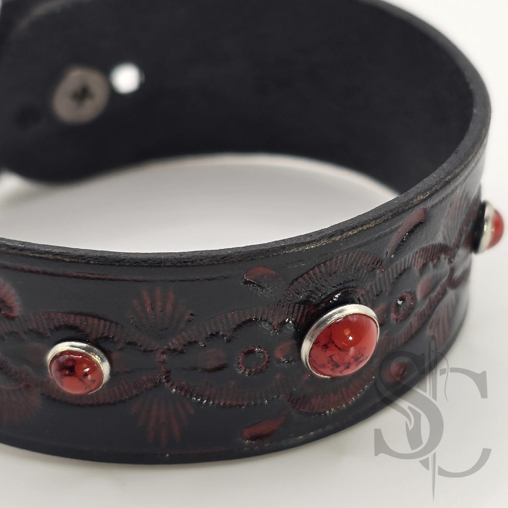 Bracelet avec pierres rivetées rouges