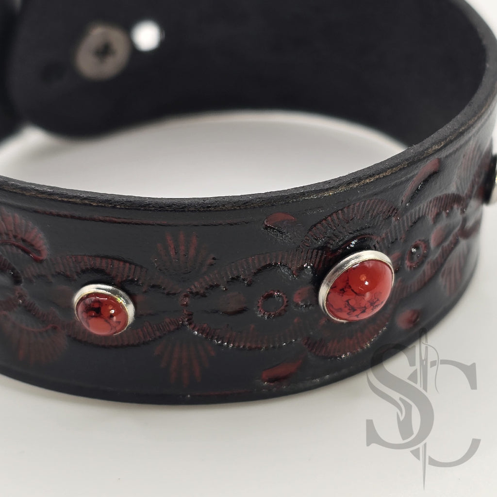Bracelet avec pierres rivetées rouges