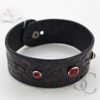 Bracelet avec pierres rivetées rouges