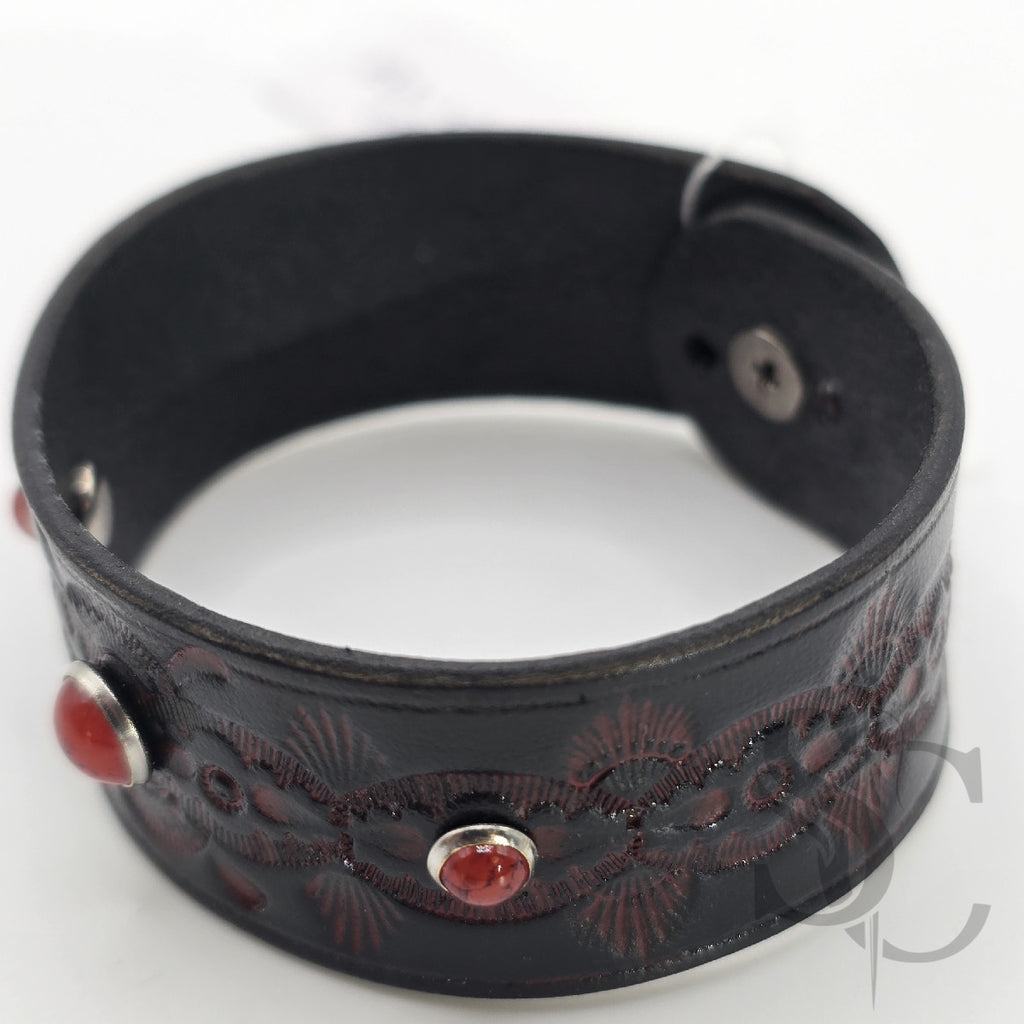 Bracelet avec pierres rivetées rouges