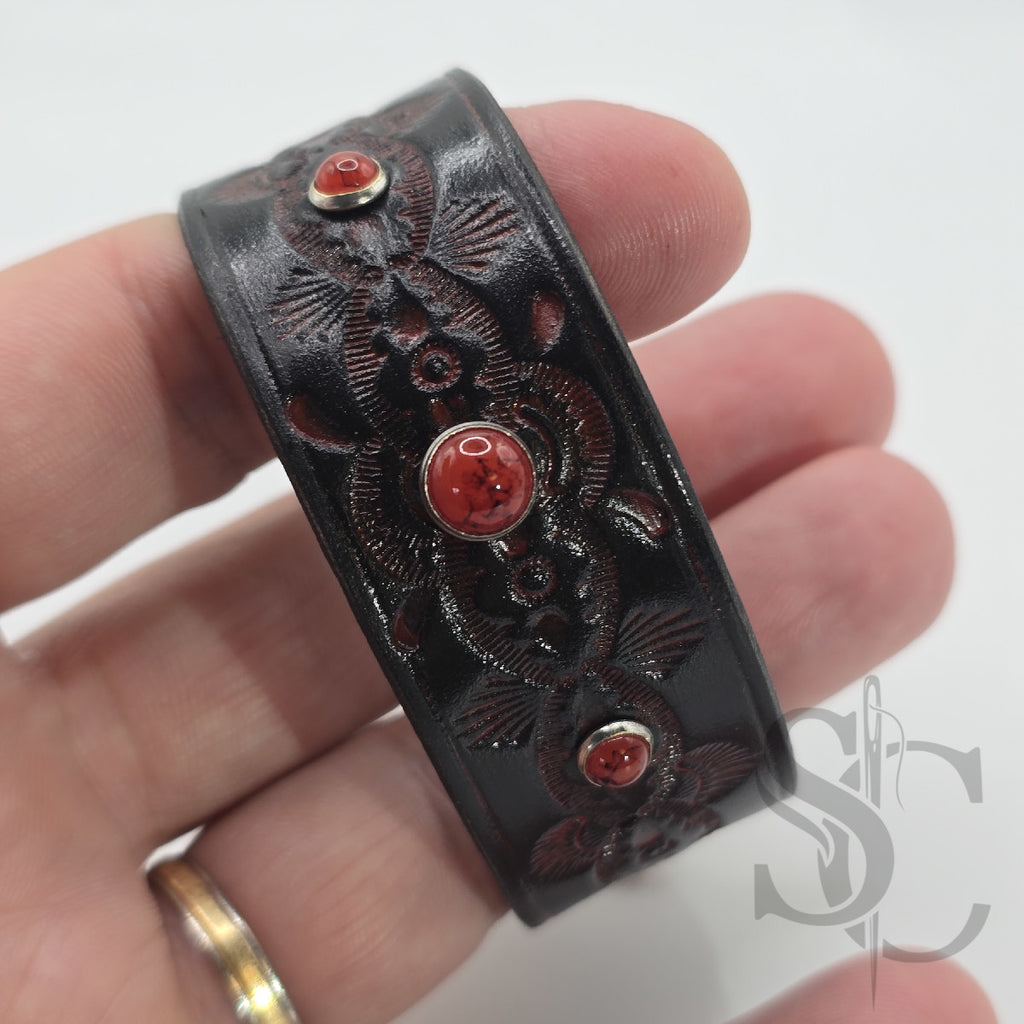 Bracelet avec pierres rivetées rouges