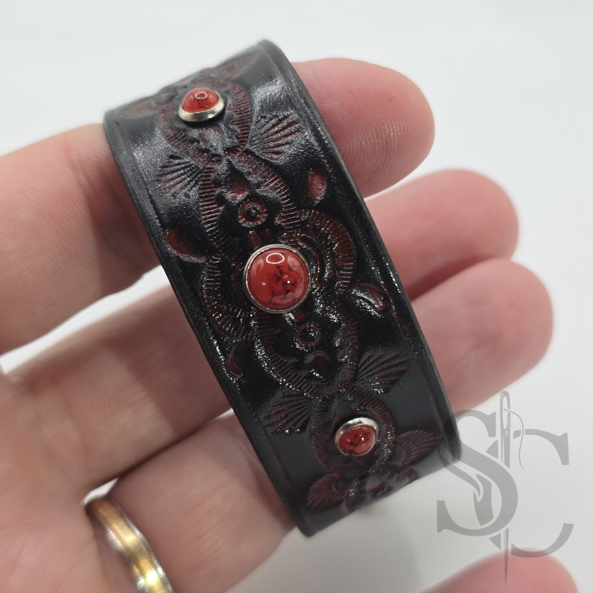 Bracelet avec pierres rivetées rouges