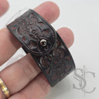 Bracelet avec pierres rivetées rouges