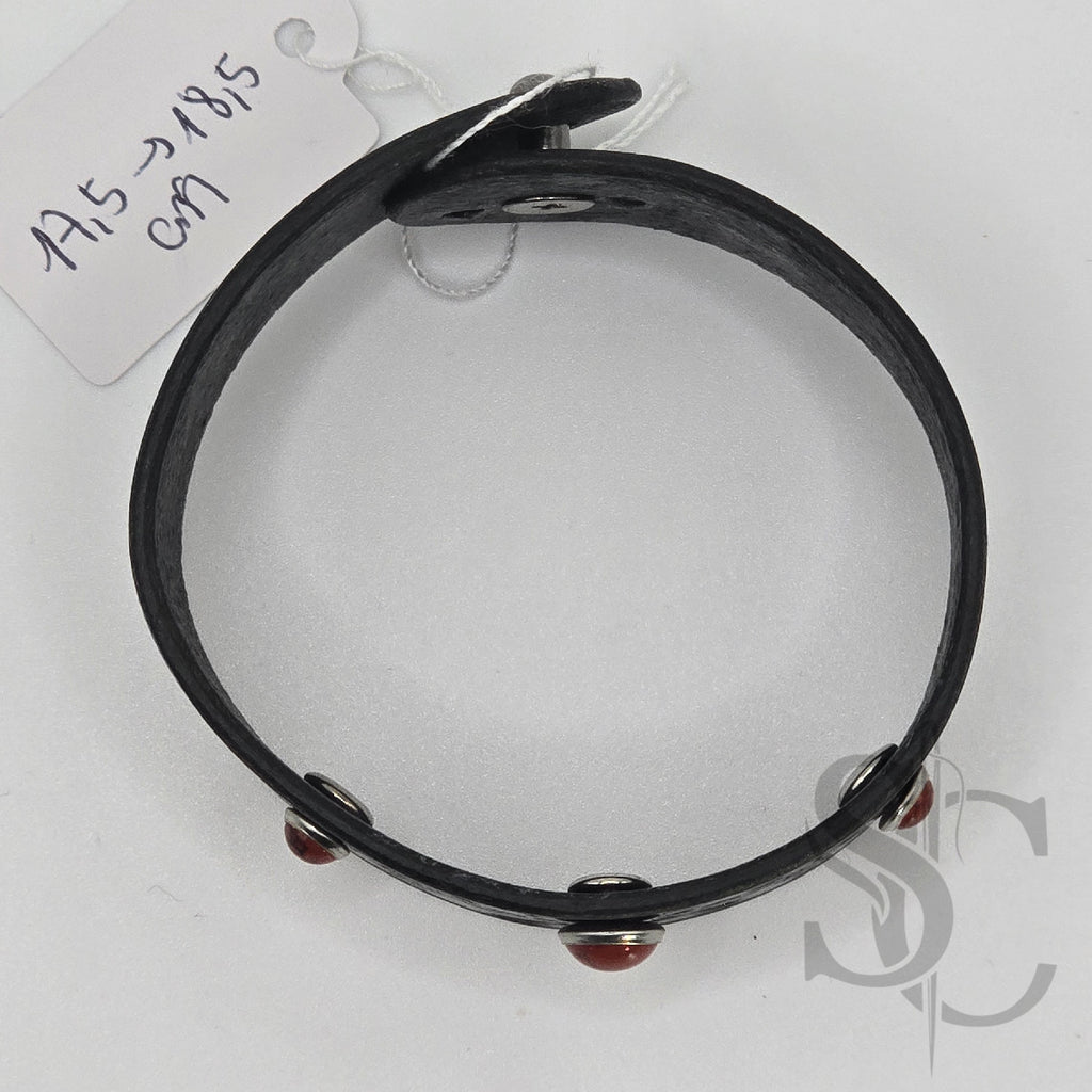 Bracelet avec pierres rivetées rouges