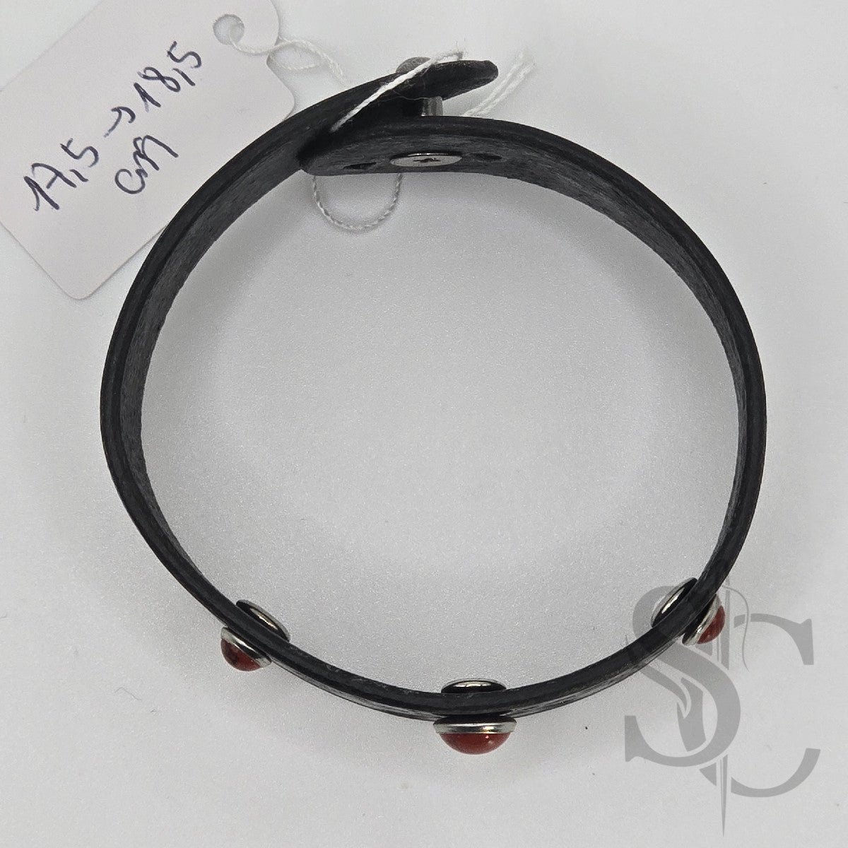 Bracelet avec pierres rivetées rouges