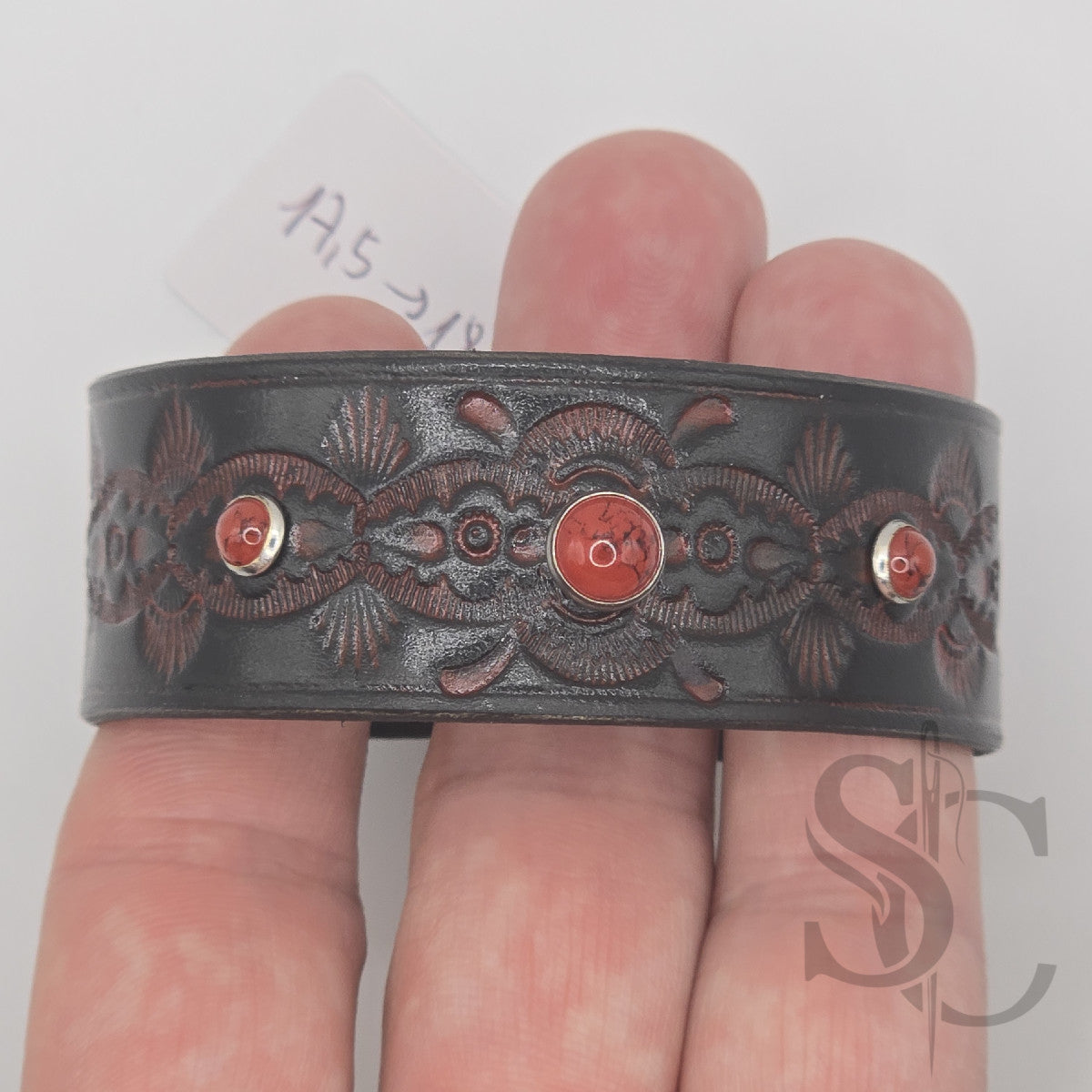 Bracelet avec pierres rivetées rouges