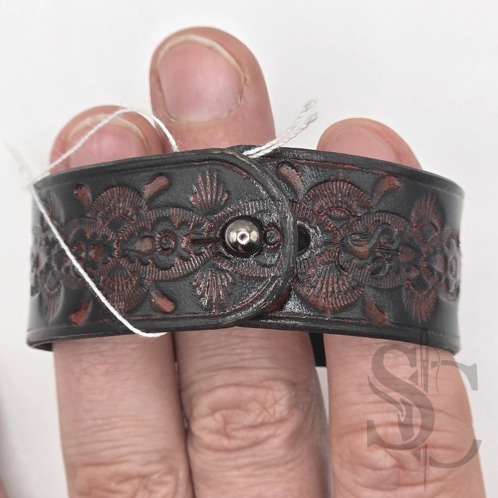 Bracelet avec pierres rivetées rouges