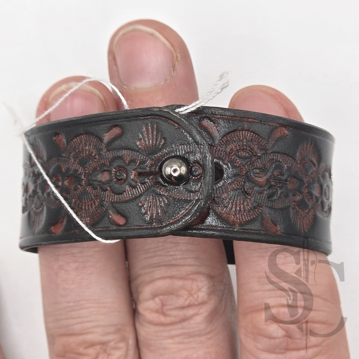 Bracelet avec pierres rivetées rouges