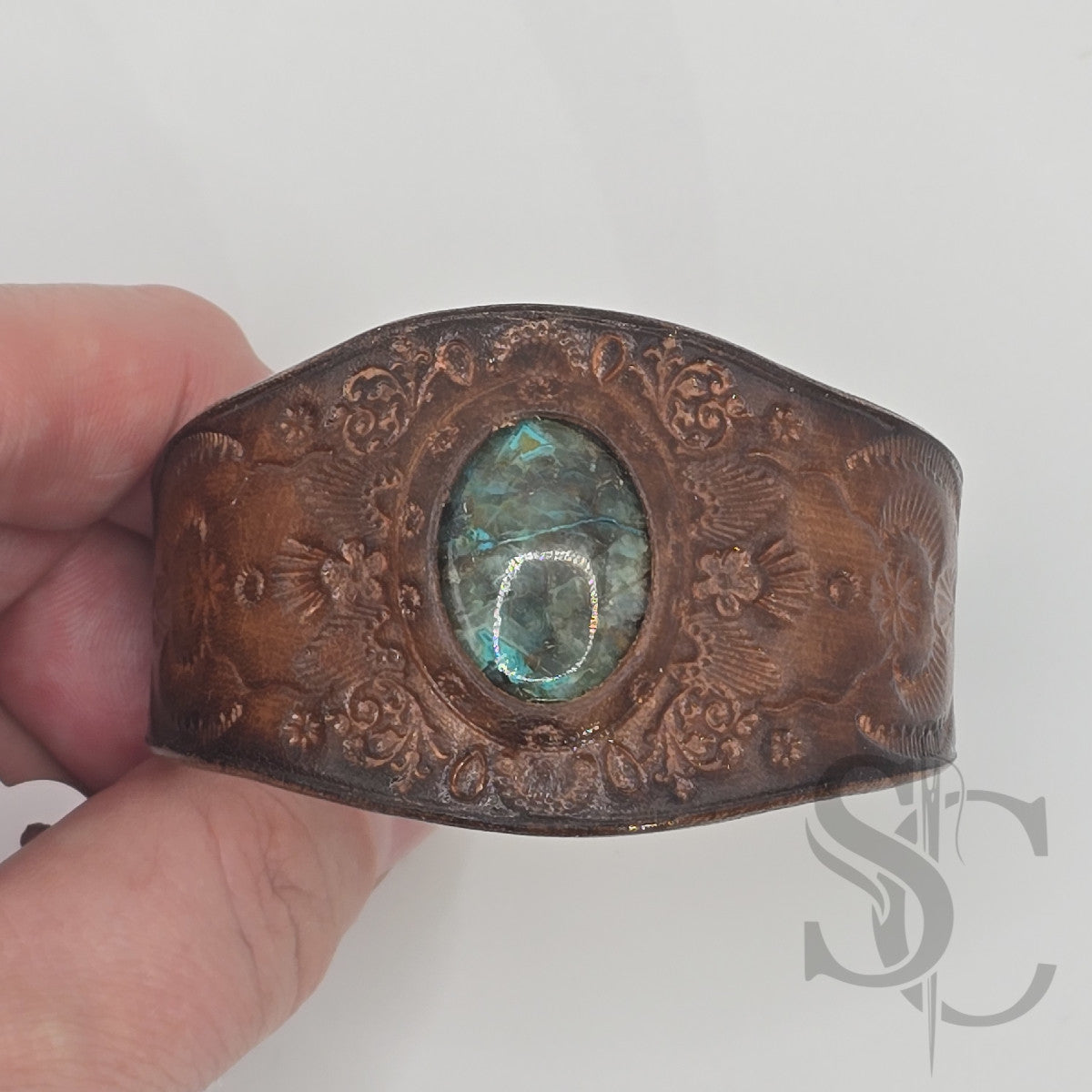Bracelet en cuir avec chrysocolle sur marron foncé