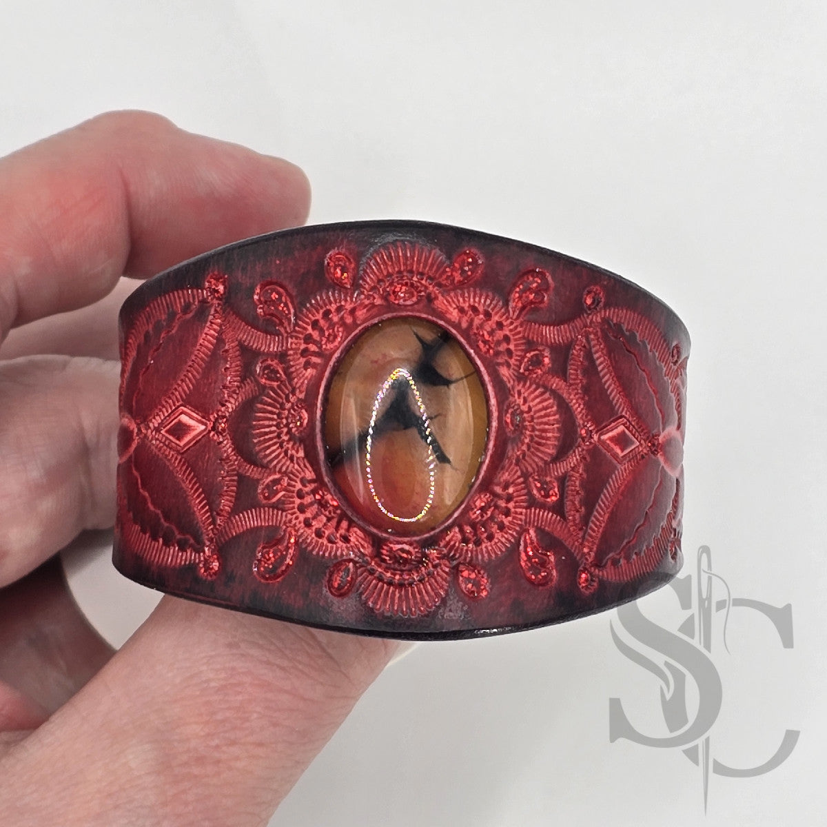 Bracelet en cuir avec agate veine de dragon rouge sur rouge