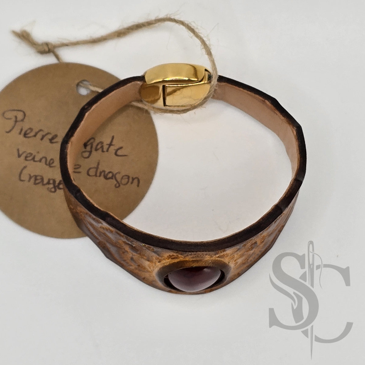 Bracelet en cuir avec agate veine de dragon rouge sur tan