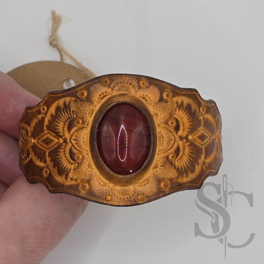 Bracelet en cuir avec agate veine de dragon rouge sur tan