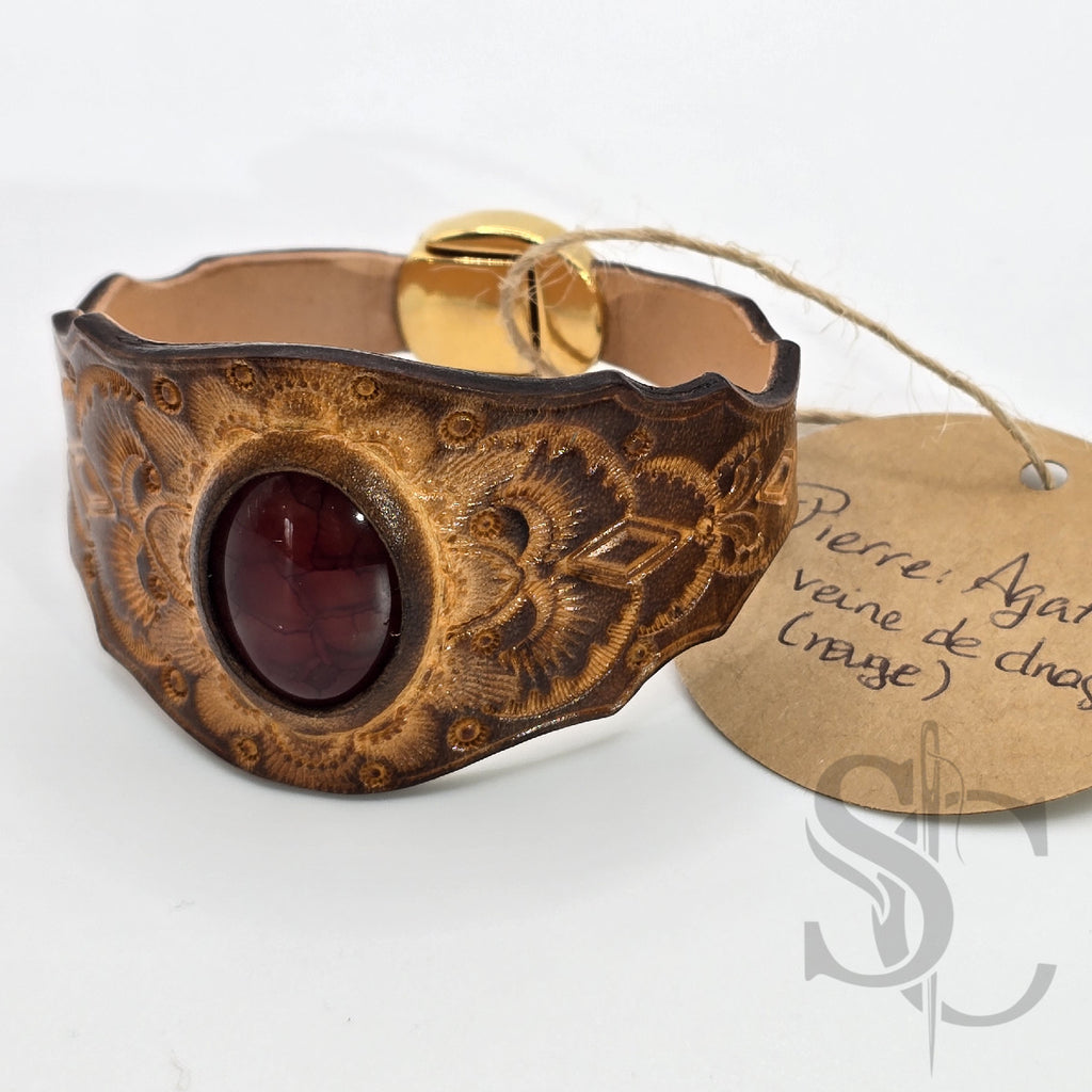 Bracelet en cuir avec agate veine de dragon rouge sur tan