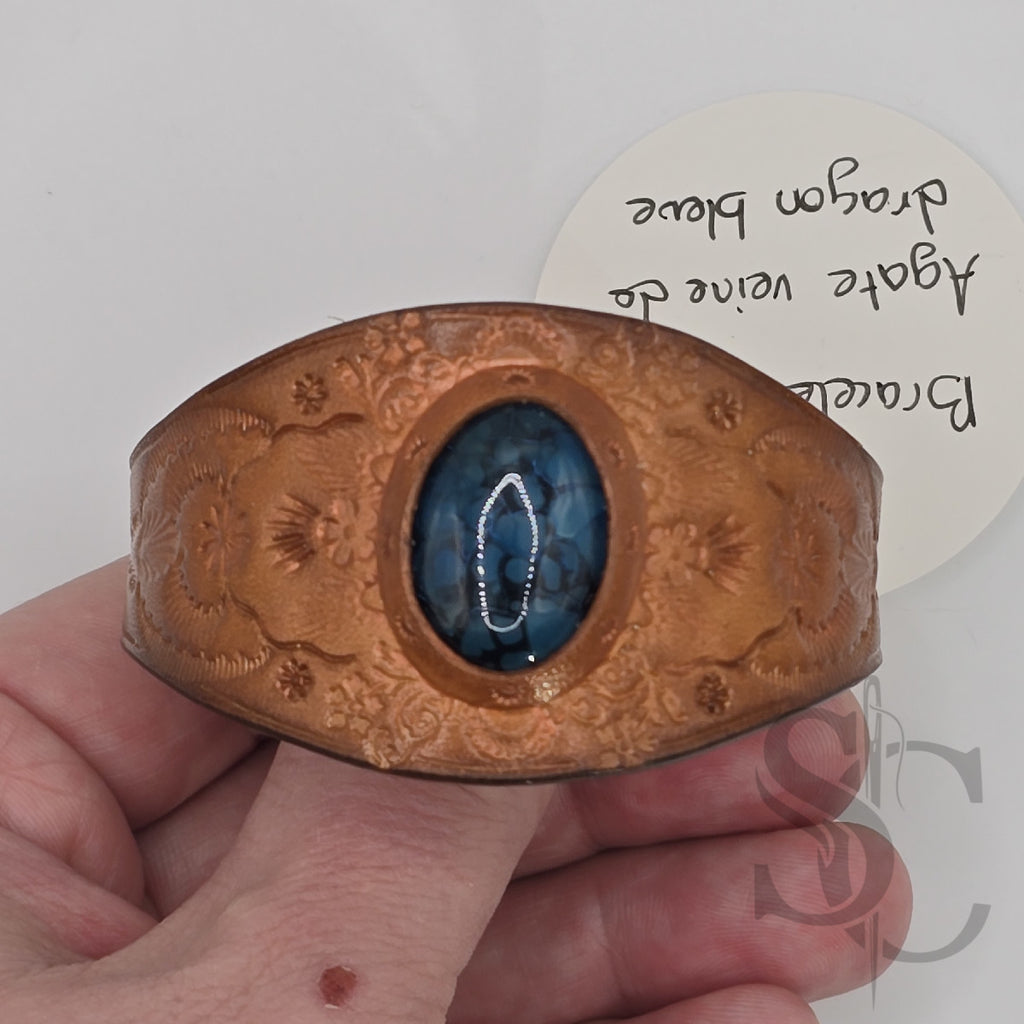 Bracelet en cuir avec agate veine de dragon bleue sur tan