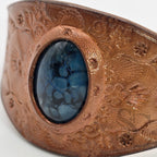 Bracelet en cuir avec agate veine de dragon bleue sur tan