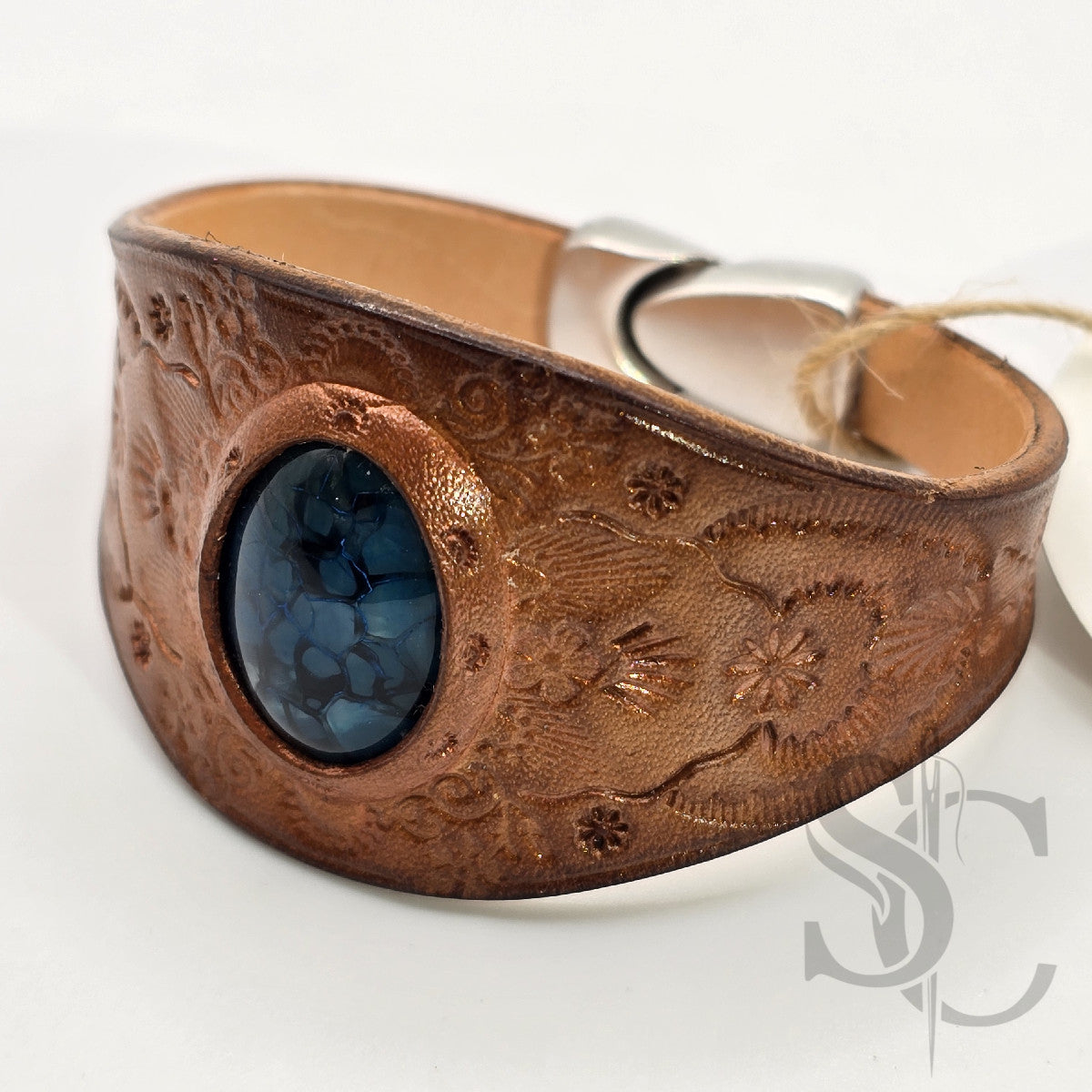 Bracelet en cuir avec agate veine de dragon bleue sur tan