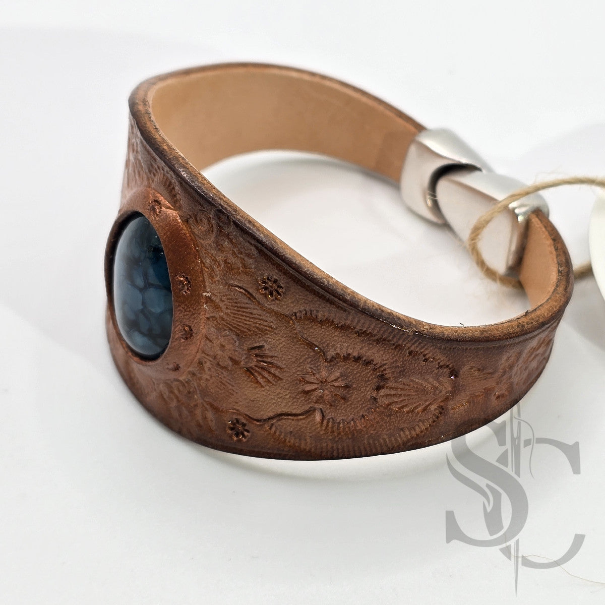 Bracelet en cuir avec agate veine de dragon bleue sur tan