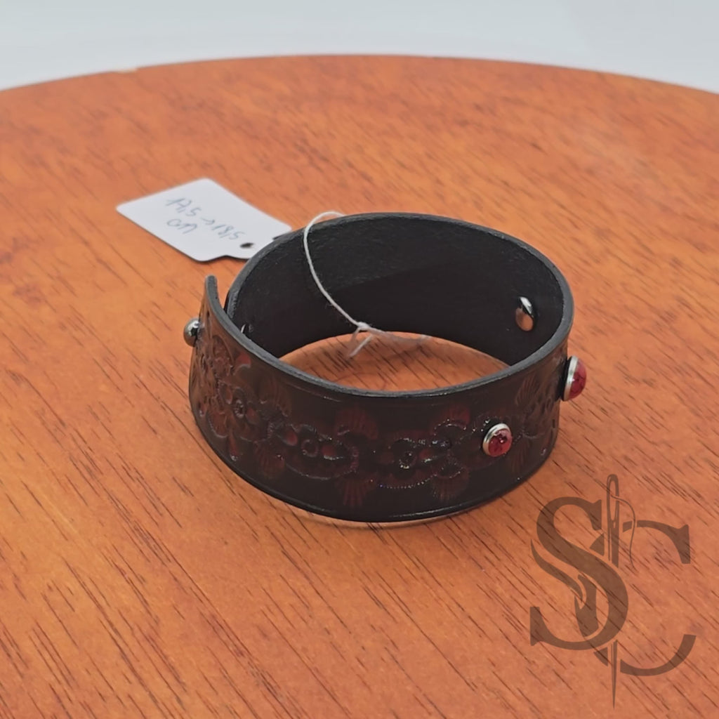 Bracelet avec pierres rivetées rouges