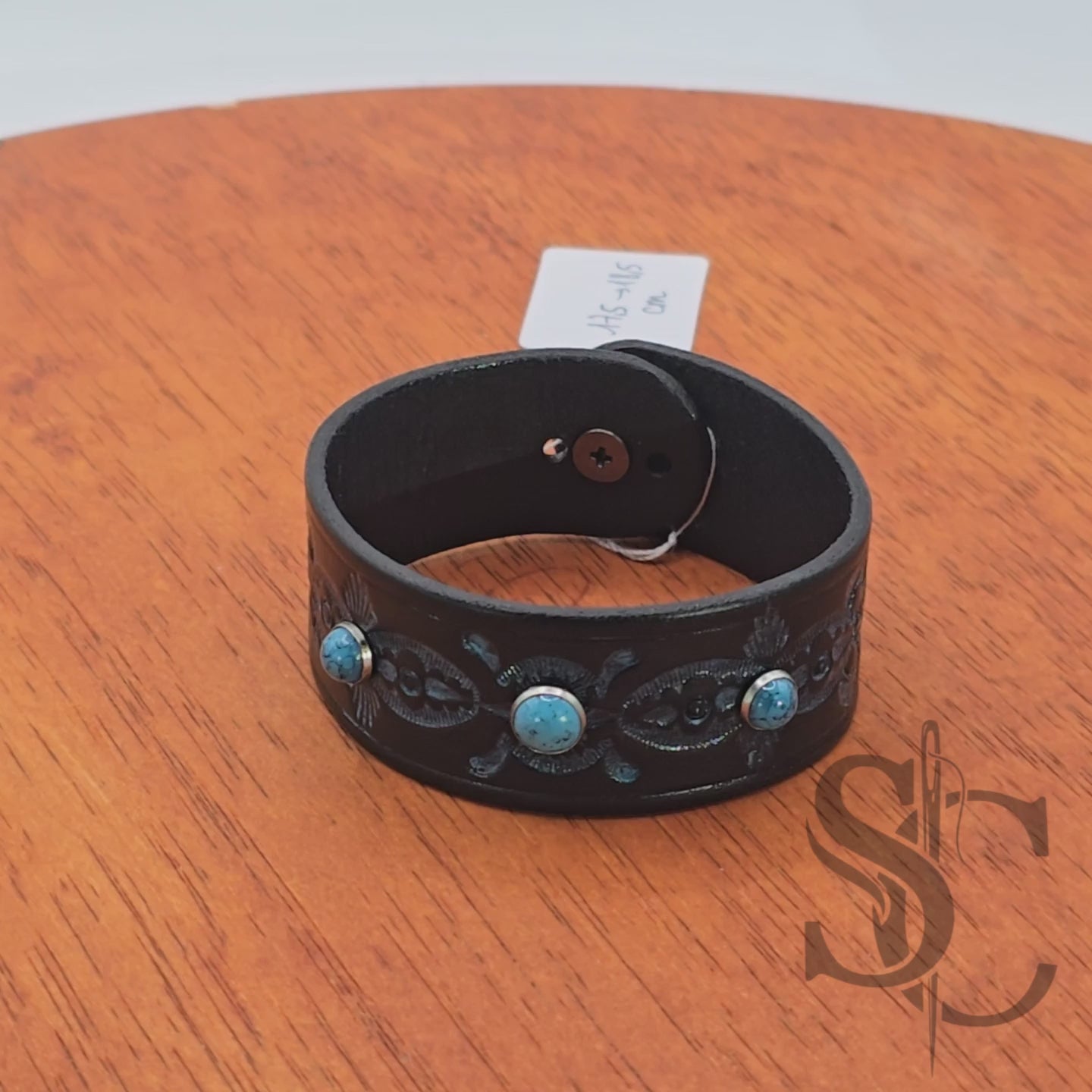 Bracelet avec pierres rivetées turquoises