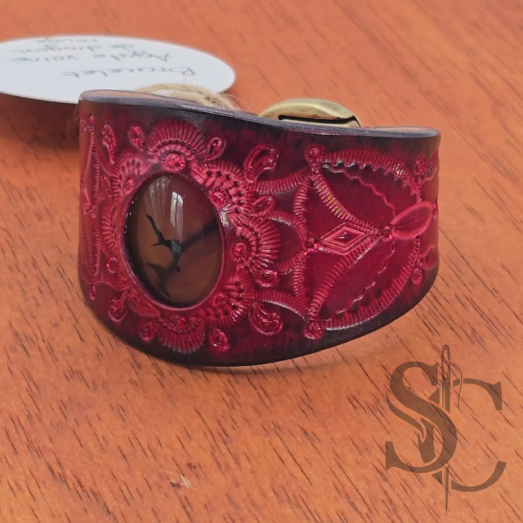Bracelet en cuir avec agate veine de dragon rouge sur rouge